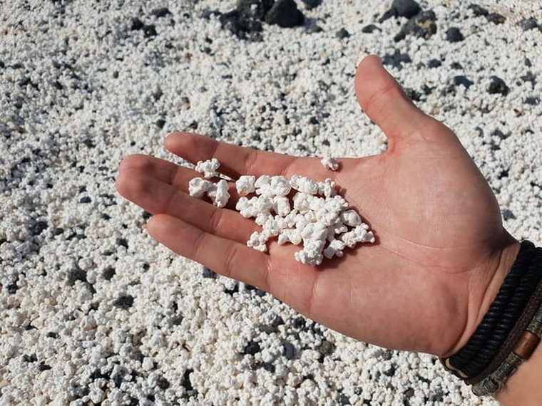 Kỳ lạ bãi biển chứa đầy bỏng ngô ảnh 2