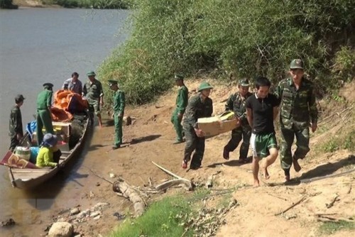 Cửa khẩu Lao Bảo: Bắt giữ 120kg pháo hoa nhập lậu từ Lào vào Việt Nam ảnh 1