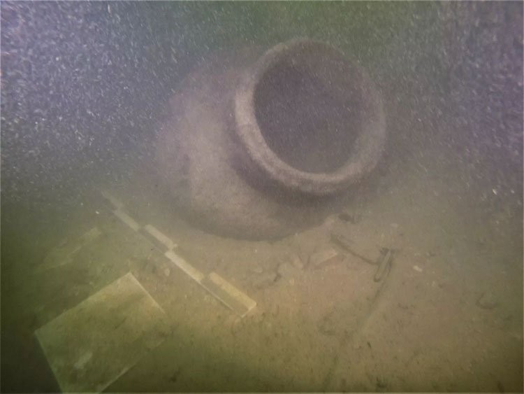 Khai quật kho báu dưới đáy hồ thiêng ảnh 2