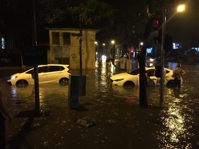 Mưa lớn khiến Hà Nội ngập úng lúc nửa đêm ảnh 2