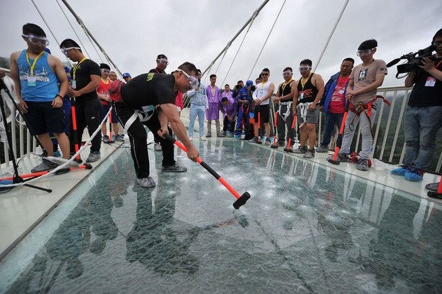 Trung Quốc: Lái xe buýt qua cầu kính khổng lồ để chứng minh độ an toàn ảnh 2