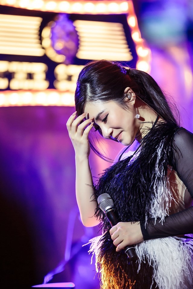 Hương Tràm bật khóc trong show diễn cuối cùng trước khi tạm dừng sự nghiệp ảnh 2