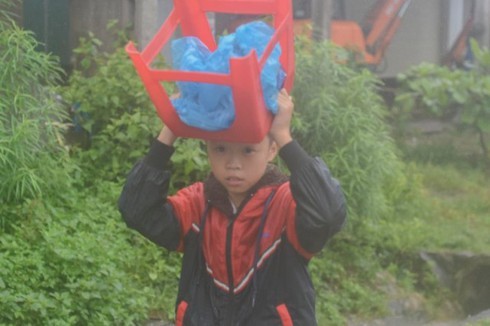 Quảng Trị: Học sinh vùng lũ đội mưa đi khai giảng, đến trường thầy thông báo... hoãn ảnh 2