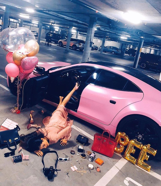 Phạm Hương thường khoe biệt thự, xe sang sau tuyên bố ở ẩn tại Mỹ ảnh 2