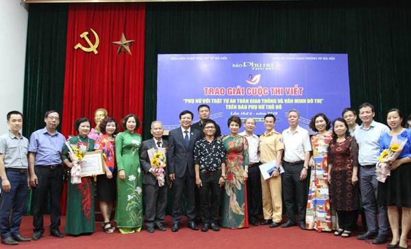 Trao giải thi viết ‘Phụ nữ với trật tự ATGT và văn minh đô thị’ ảnh 1