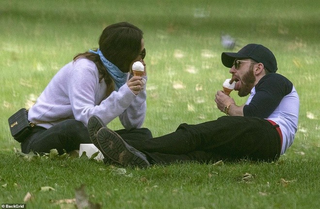 Lộ bằng chứng hẹn hò của 'Captain America' ảnh 1