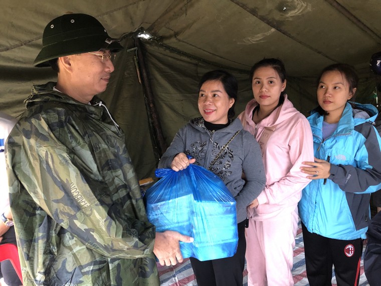 Quảng Bình: Trường học giúp nhau khắc phục hậu quả lũ lụt ảnh 2