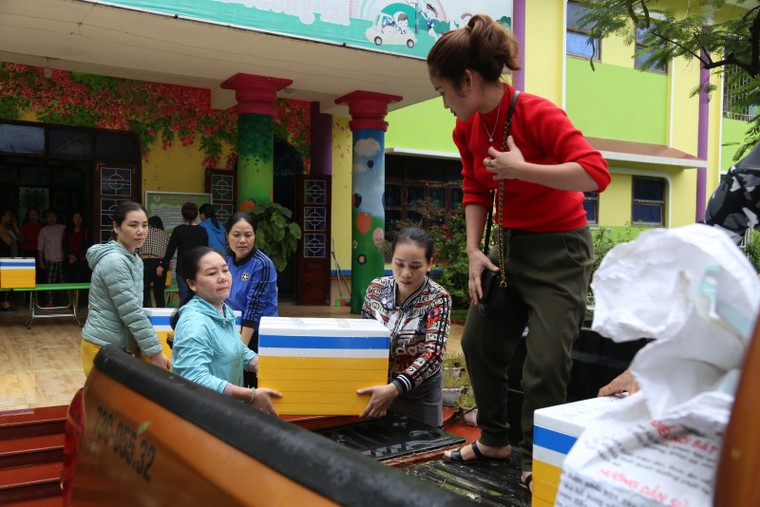 Quảng Bình: Trường học giúp nhau khắc phục hậu quả lũ lụt ảnh 1