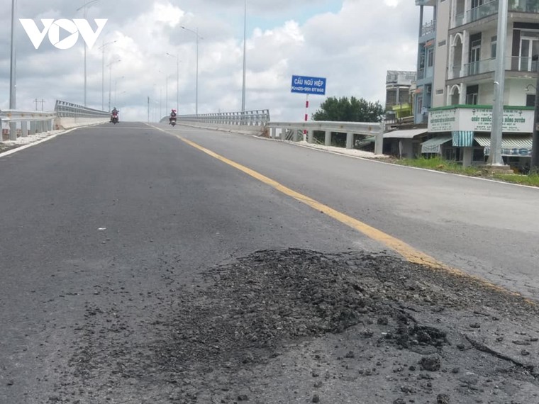 Cầu 78 tỷ vừa khánh thành đã bong tróc, đầy ổ gà ảnh 1