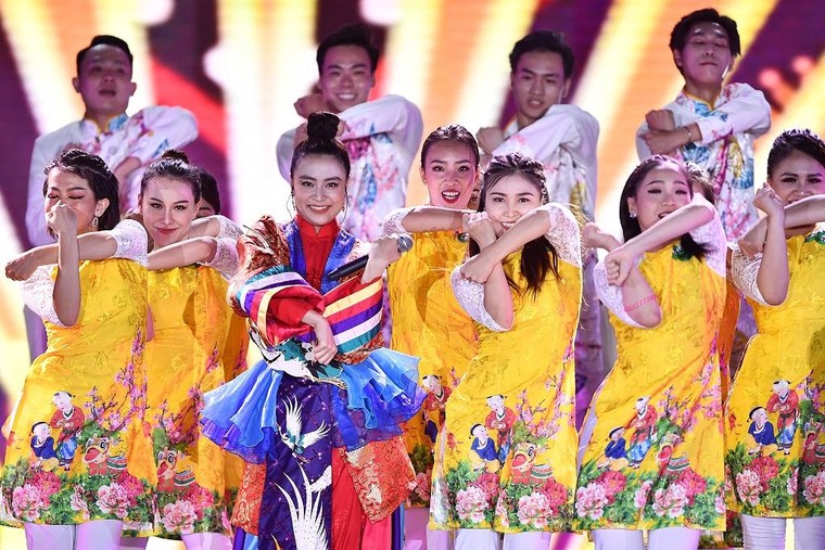 Dàn sao đình đám khuấy động đêm khai mạc Lễ hội du lịch biển 2021 tại Sầm Sơn ảnh 2