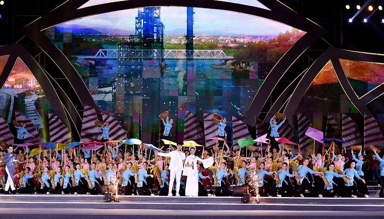 Dàn sao đình đám khuấy động đêm khai mạc Lễ hội du lịch biển 2021 tại Sầm Sơn ảnh 3