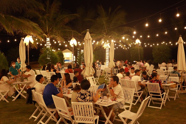 Cận cảnh quán bar biển lộng gió vừa ra mắt tại Sầm Sơn, Quy Nhơn ảnh 5