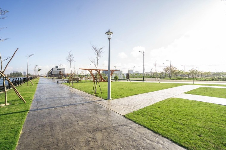 Đất nền và nhà ở ven sông cháy hàng bất chấp dịch bệnh ảnh 2