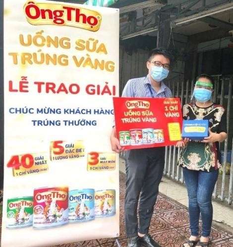 Lộ diện những khách hàng may mắn đầu tiên 'uống sữa Ông Thọ, trúng vàng' ảnh 1