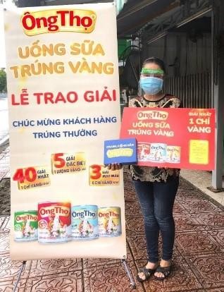 Lộ diện những khách hàng may mắn đầu tiên 'uống sữa Ông Thọ, trúng vàng' ảnh 2