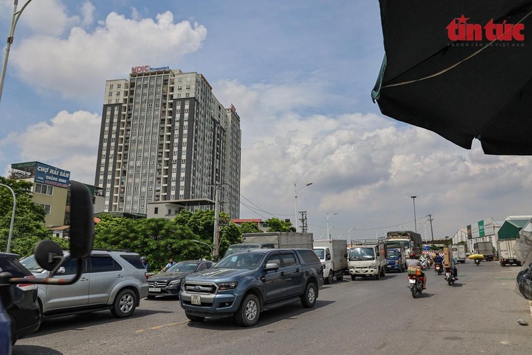 Ùn tắc kéo dài tại Cảng Hà Nội sau khi nới lỏng giãn cách ảnh 9