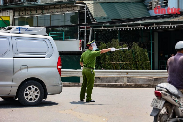 Ùn tắc kéo dài tại Cảng Hà Nội sau khi nới lỏng giãn cách ảnh 10