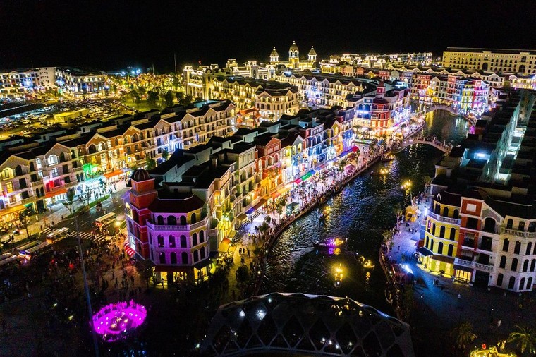 Shop VinWonders đón trọn lợi thế từ trào lưu du lịch, mua sắm ‘trả thù’ ảnh 1