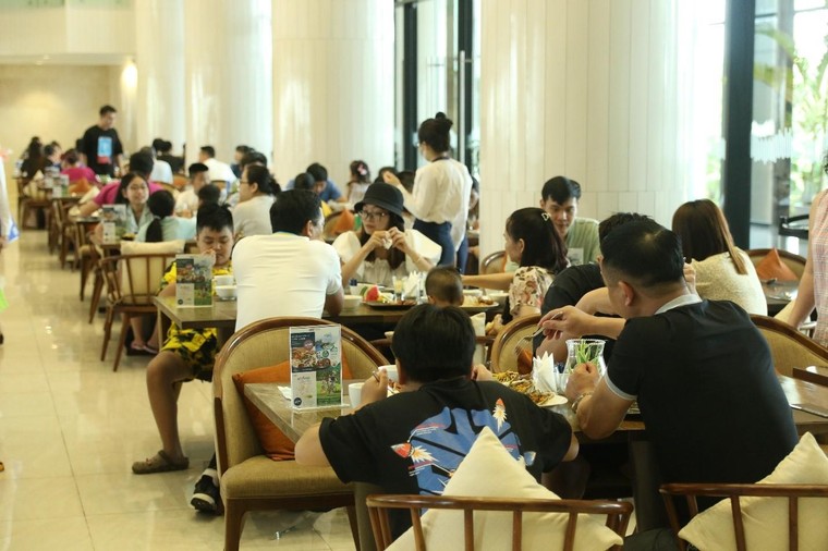 Sầm Sơn dịp 30/4: bãi biển kín người, resort 5 sao nhộn nhịp check-in ảnh 2