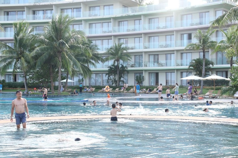 Sầm Sơn dịp 30/4: bãi biển kín người, resort 5 sao nhộn nhịp check-in ảnh 4