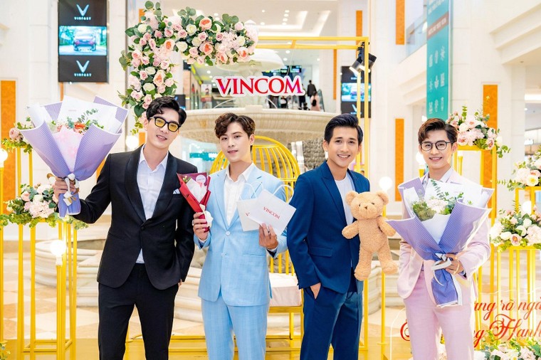 Vincom - Điểm hẹn vạn quà tặng, trao ngàn lời yêu thương ảnh 1