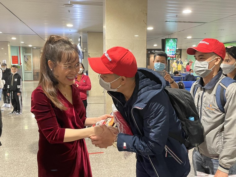 Hành trình đầy cảm xúc của những chuyến bay yêu thương mùa Tết 2023 ảnh 2