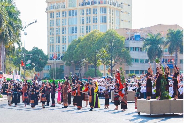 Ấn tượng lễ hội đường phố ‘Buôn Ma Thuột – Nơi hội tụ 3 nền văn minh cà phê thế giới’ ảnh 1