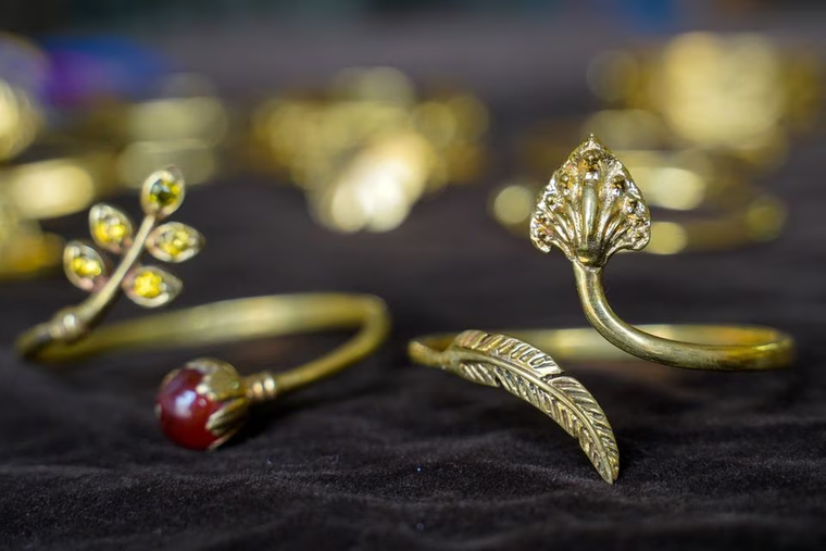 Người biến vỏ đạn thành đồ trang sức ảnh 2