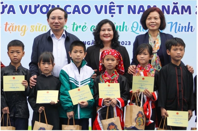 Vinamilk và Quỹ sữa vươn cao Việt Nam khởi động hành trình năm thứ 16 tại Quảng Ninh ảnh 3