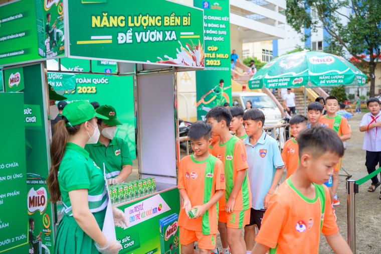 Nestlé MILO trao tặng 16 suất học bổng 'Có chí thì nên' tại Giải bóng đá Nhi đồng (U11) toàn quốc ảnh 4