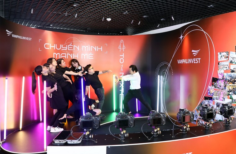Văn Phú – Invest: Khai pháo cho hành trình chinh phục tương lai qua triển lãm 'Dòng thời gian' ảnh 2