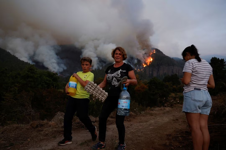 Hàng ngàn người Tây Ban Nha sơ tán do cháy rừng ngoài đảo ảnh 2