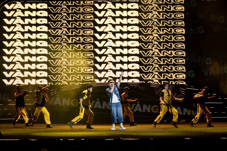 Dàn hợp xướng hơn 3.500 người trong PVcomBank Concert 'Hành trình vàng son' ảnh 2