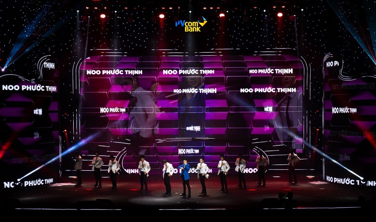 Dàn hợp xướng hơn 3.500 người trong PVcomBank Concert 'Hành trình vàng son' ảnh 3