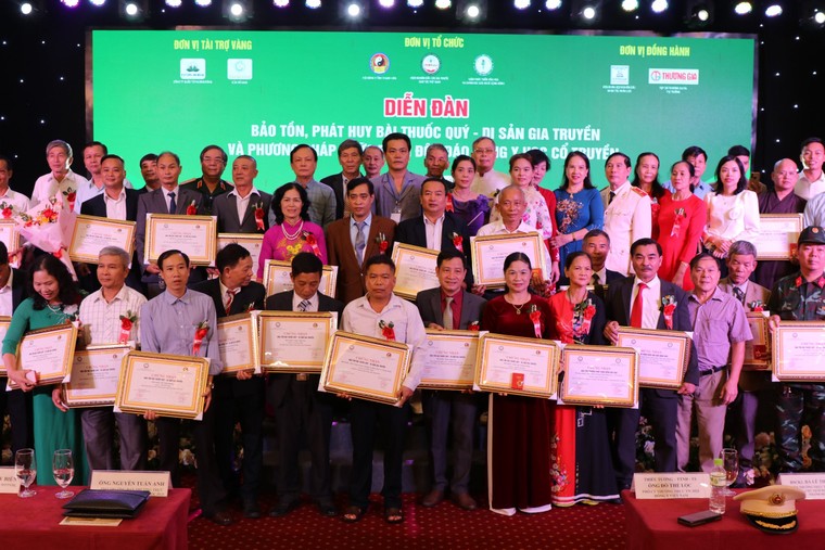 Tôn vinh đội ngũ thầy thuốc hết lòng bảo tồn và phát huy các bài thuốc quý ảnh 7