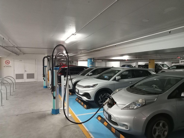 Dạo một vòng quanh các trạm sạc trong chung cư, bãi đỗ trên thế giới ảnh 12