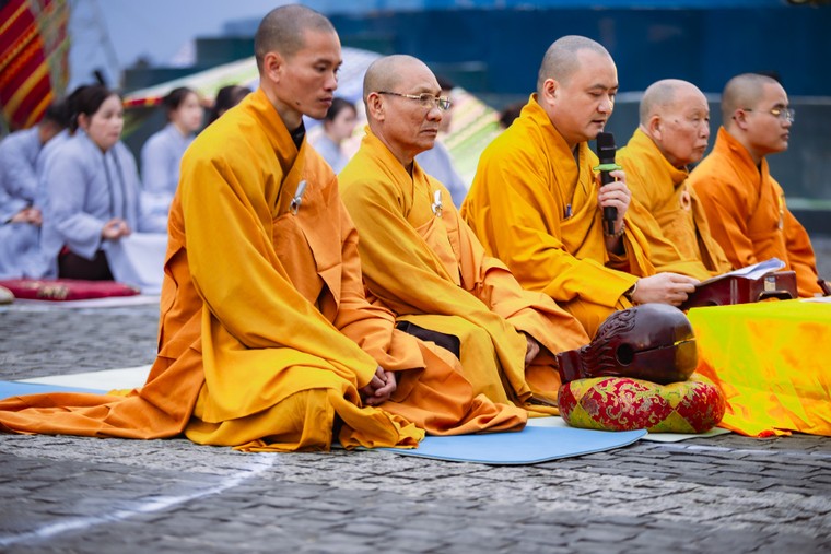 Linh thiêng lễ vía Quán Thế Âm Bồ Tát xuất gia tại Fansipan ảnh 2