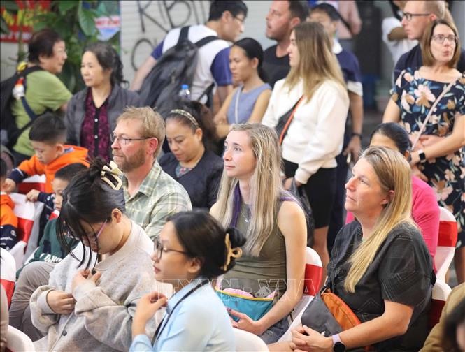 Khách du lịch quốc tế đến Hà Nội vượt ngưỡng 4 triệu lượt ảnh 5