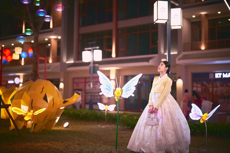 Choáng ngợp, mãn nhãn với 'bữa tiệc' ánh sáng về đêm tại phố Hàn K-Town ảnh 2