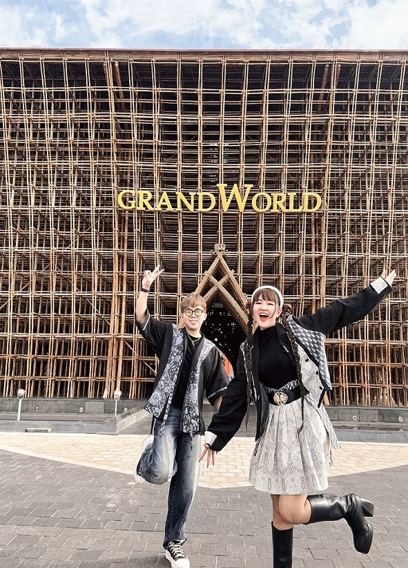 TikToker hot-hit 'mách' những góc check-in đẹp - độc - đỉnh trước giờ G siêu nhạc hội 8Wonder ảnh 1