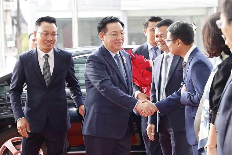 Chủ tịch Quốc hội thăm và làm việc tại liên đoanh của Viettel tại Lào ảnh 2