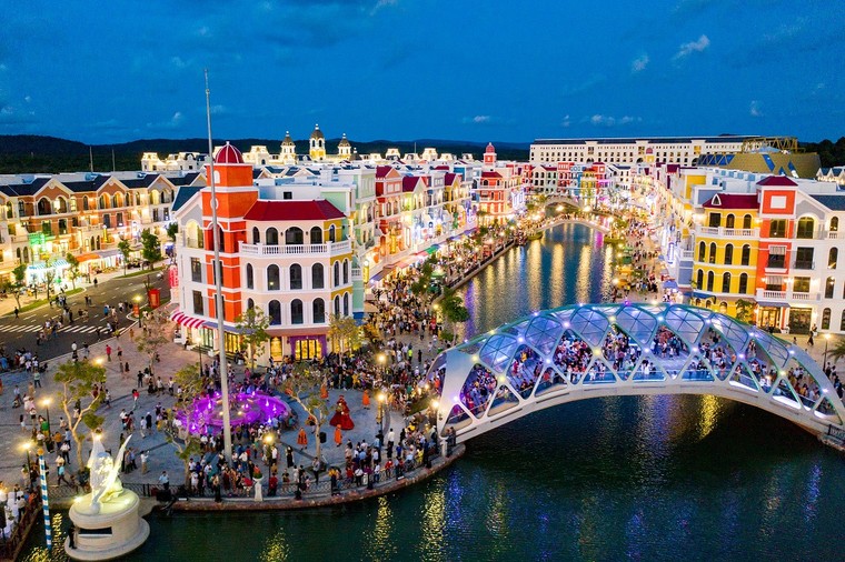 Bất ngờ những hình ảnh đầu tiên của Maroon 5 tại Phú Quốc ảnh 4