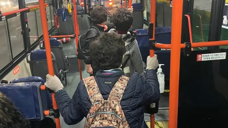 Trên chuyến xe buýt của tầng lớp lao động Hàn Quốc ảnh 1