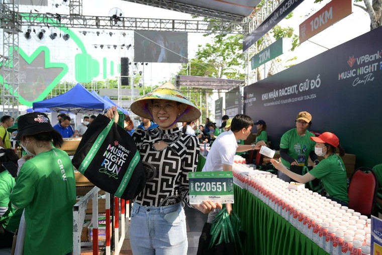 Runner rạng rỡ trong ngày nhận BIB VPBank Can Tho Music Night Run 2024 ảnh 3