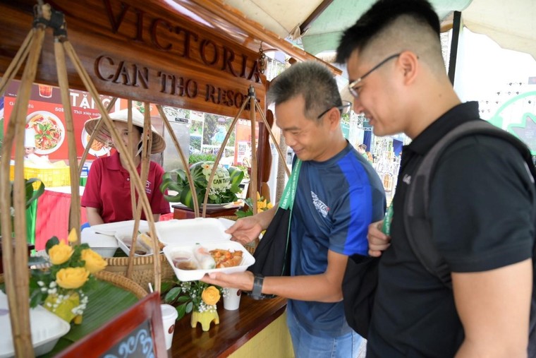 Runner rạng rỡ trong ngày nhận BIB VPBank Can Tho Music Night Run 2024 ảnh 6