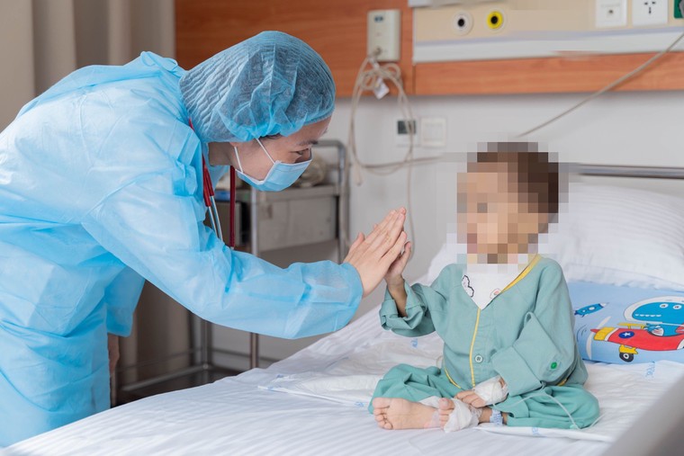 Bà hiến gan cứu sống cháu gái 2 tuổi suy gan giai đoạn cuối ảnh 1