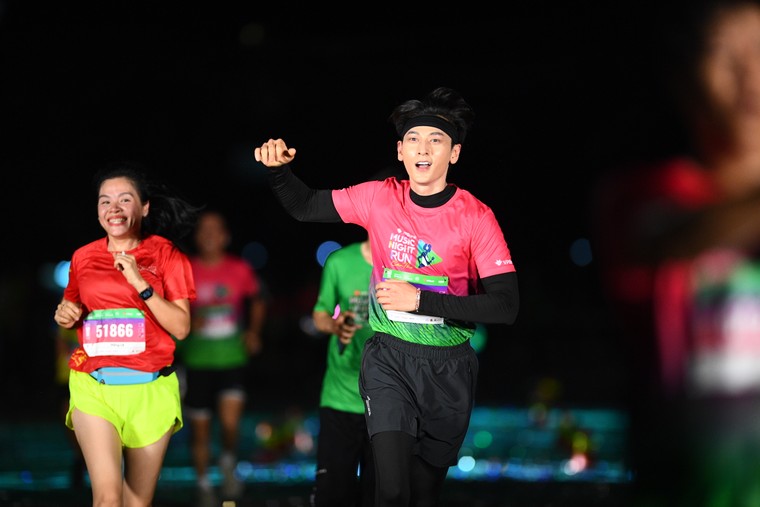 Isaac, Long Nón Lá hào hứng chạy đêm cùng hàng ngàn người ở Cần Thơ ảnh 2