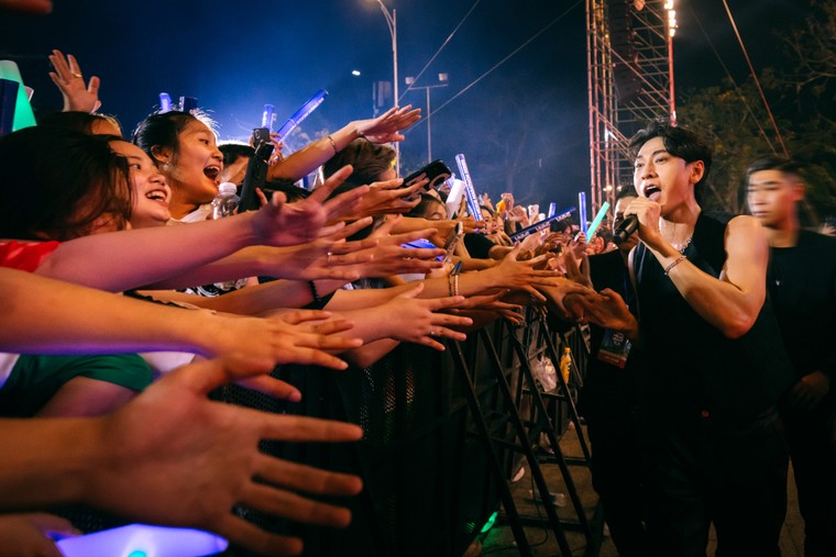 Isaac, Long Nón Lá hào hứng chạy đêm cùng hàng ngàn người ở Cần Thơ ảnh 3