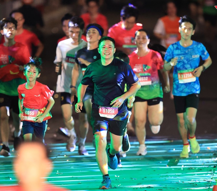 Isaac, Long Nón Lá hào hứng chạy đêm cùng hàng ngàn người ở Cần Thơ ảnh 6