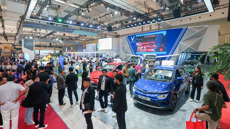 Vinfast bàn giao lô SUV điện VF e34 đầu tiên tại Indonesia ảnh 2